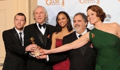 "Avatar" ganó como mejor película en género drama. De izquierda a derecha Sam Worthington, el director James Cameron, Zoe Saldaña, Jon Landau (productor) y Sigourney Weaver
